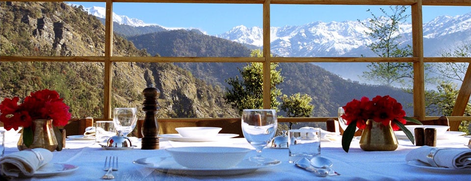 Dining room with mountain view at Shakti 360