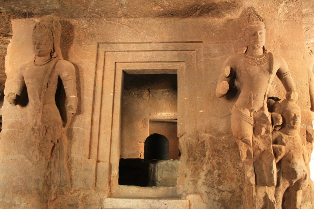 Shiva_Linga_shrine_in_Elephanta_Caves