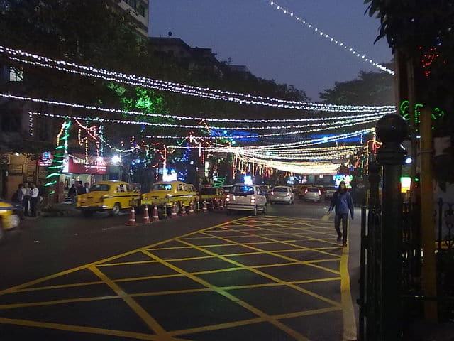 640px-Christmas_Lights_Park_Street,_Kolkata_6_Wikipedia