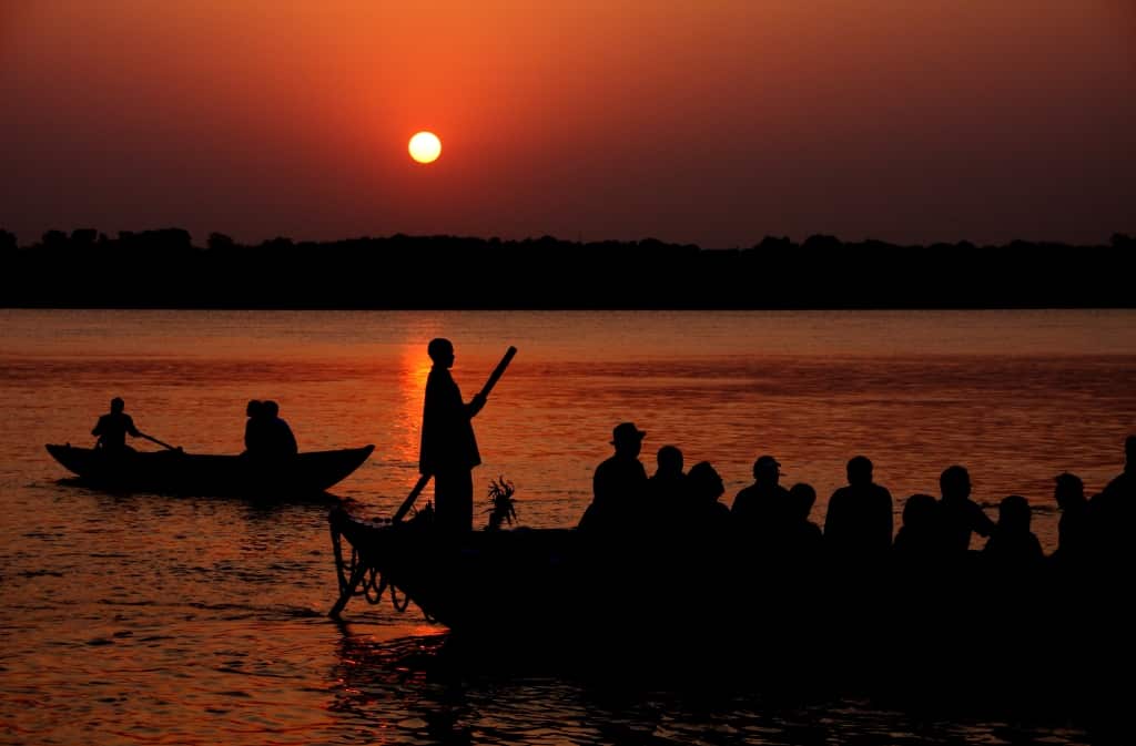 Boat_ride_at_sunrise,_on_the_Ganges,_Varanasi