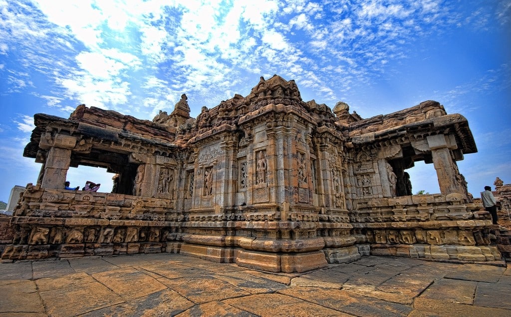 Virupaksha_Temple,_Pattadakal,_Karnataka copyBy Mukul Banerjee - A feltöltő saját munkája, CC BY-SA 3.0, https-::commons.wikimedia.org:w:index.php?curid=21275536