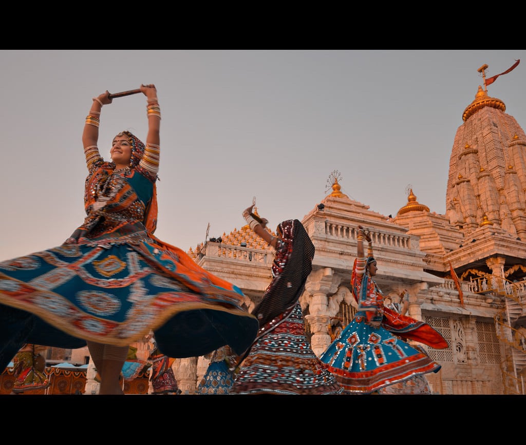 navratri_garba_at_ambaji_temple-by-anurag-agnihotri-http-www-flickr-comphotosagnihot8029529679-cc-by-2-0-http-creativecommons-orglicensesby2-0-via-wikimedia-commons